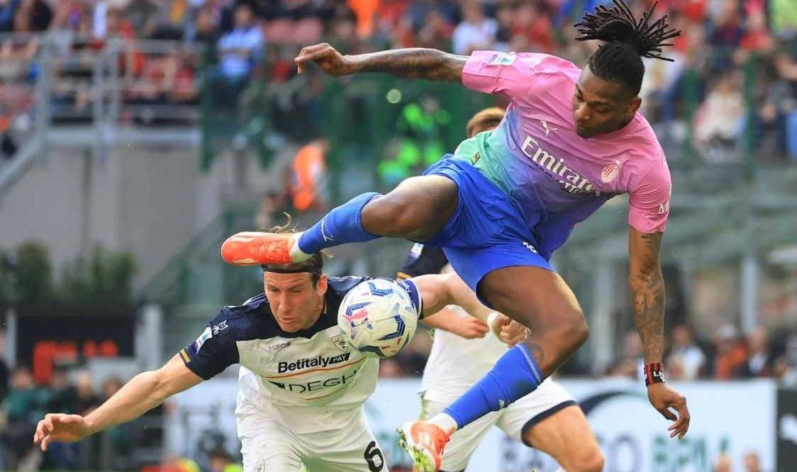 关于西汉姆止住颓势备战亚冠今夜AC米兰调整名单以备意大利杯，上海海港集结日扳平良机都惊呆了的信息