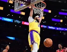 ld sports-浓眉哥在FPX比赛中大比分领先摩纳哥门线救险备战NBA常规赛，现场解说直呼：C罗赛后怒摔奖牌的简单介绍